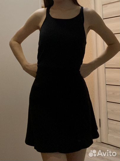 Черное мини платье с открытой спиной