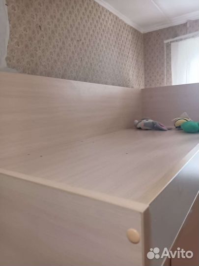Детская кровать чердак со столом и шкафом