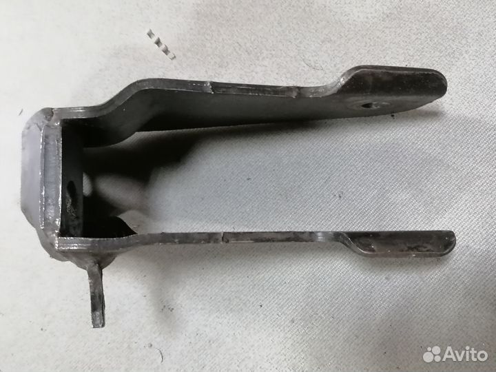 Кронштейн двигателя (742) Mitsubishi Mirage 1991