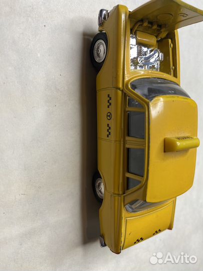 Модель авто 1:43 Москвич 408 Россия