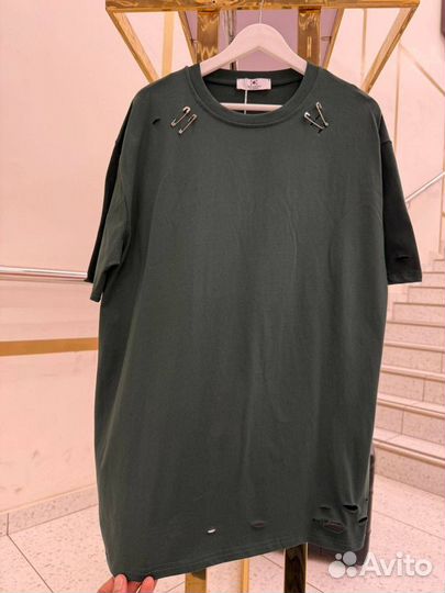 Футболка с булавками