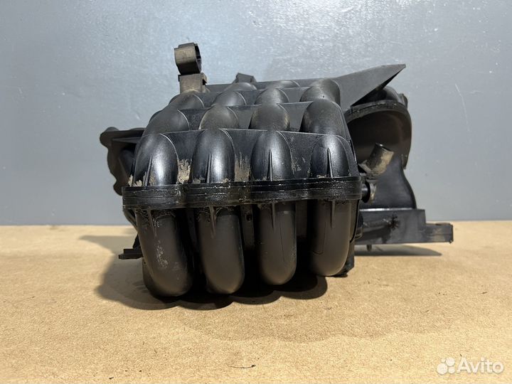 Коллектор впускной на Volkswagen Golf 4 1,4