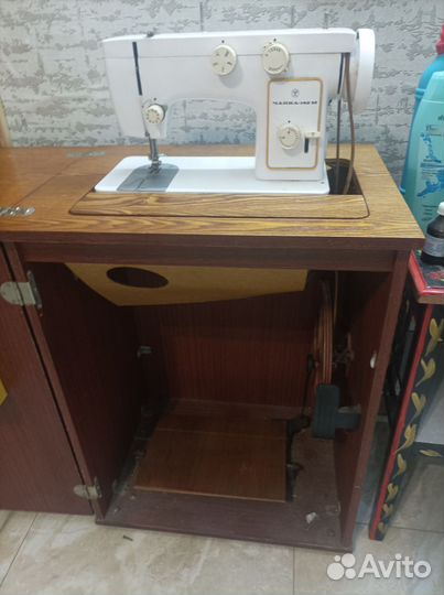 Швейная машина Чайка 142