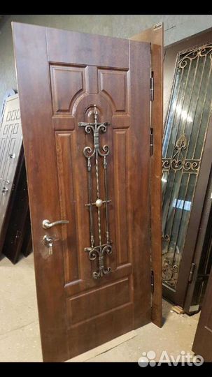 Дверь входная металлическая со стеклом 2010