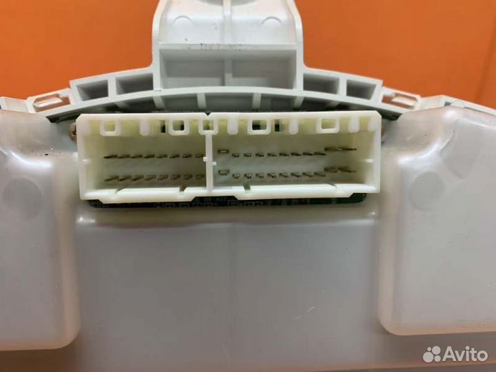 Приборная панель Toyota Highlander XU20 3.3 2004