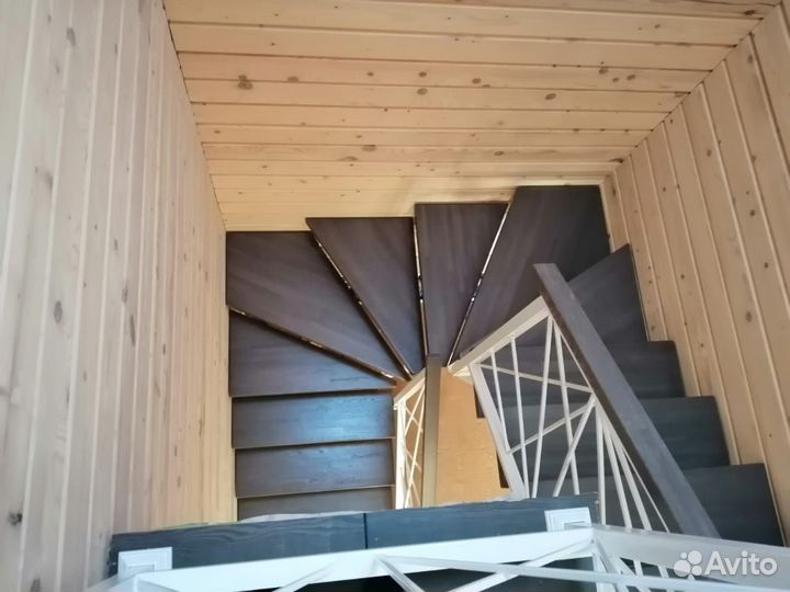 Лестница с забежными ступенями из металла