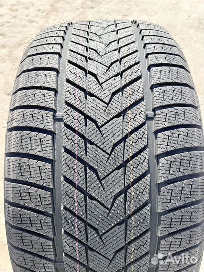 Sonix WinterXPro 999 275/40 R21 122U