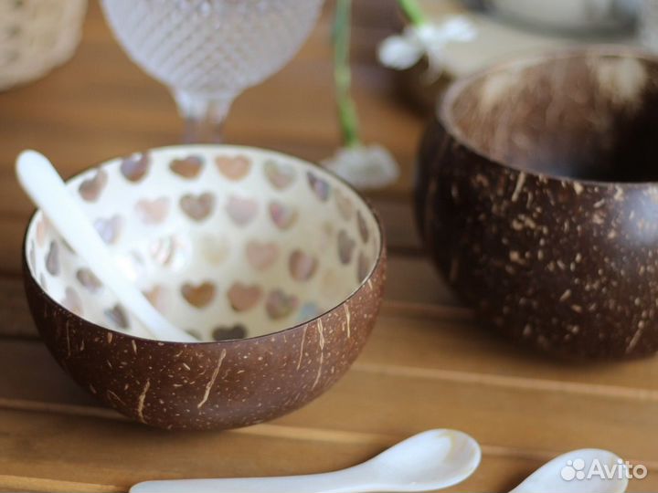 Пиала из кокоса с декором из ракушек