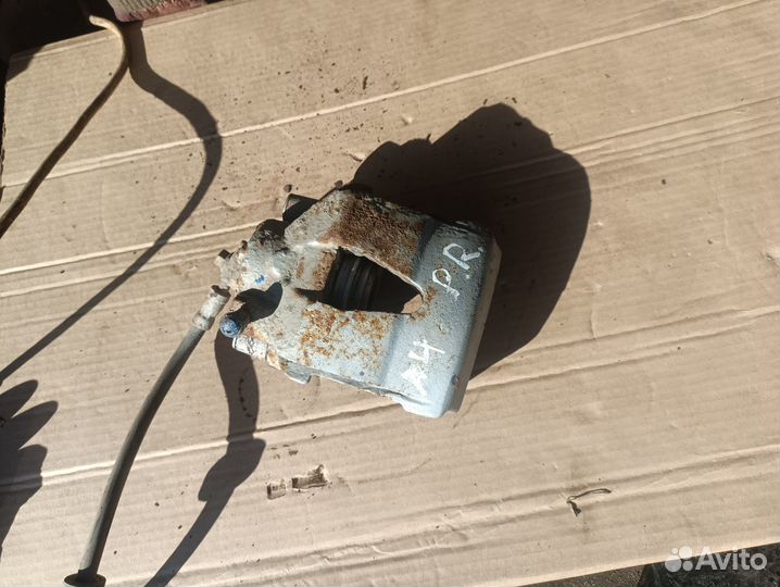 Правый суппорт Skoda Octavia Tour A4