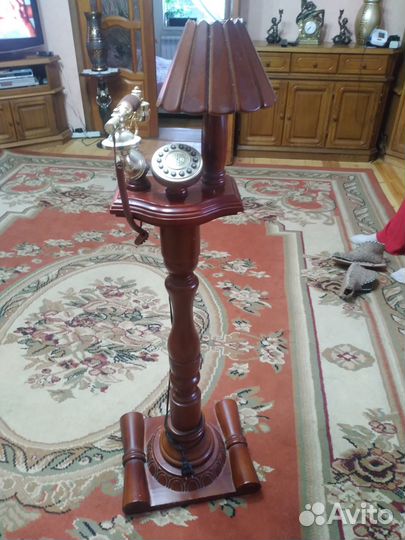 Ретро телефон на деревянной подставке. С лампой