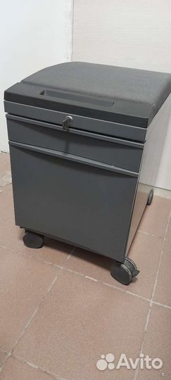 Металический шкаф для документов и денег