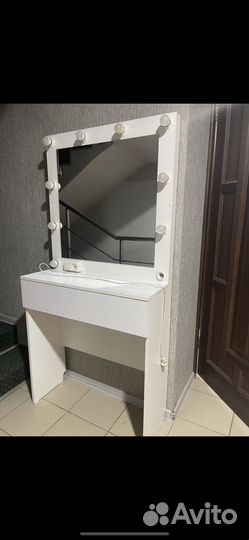 Столик с зеркалом