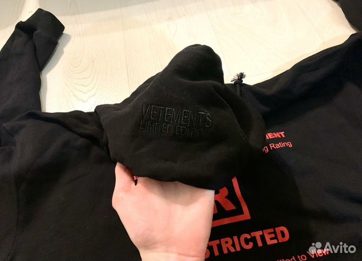 Vetements худи restricted на руках