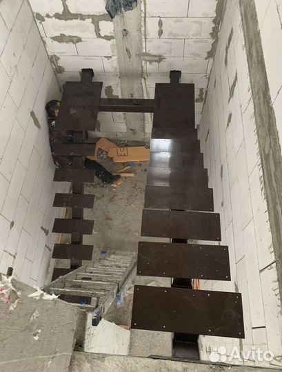 Лестница на металлокаркасе с поворотом