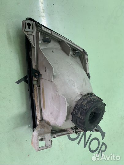 Фара Mazda Bongo правая