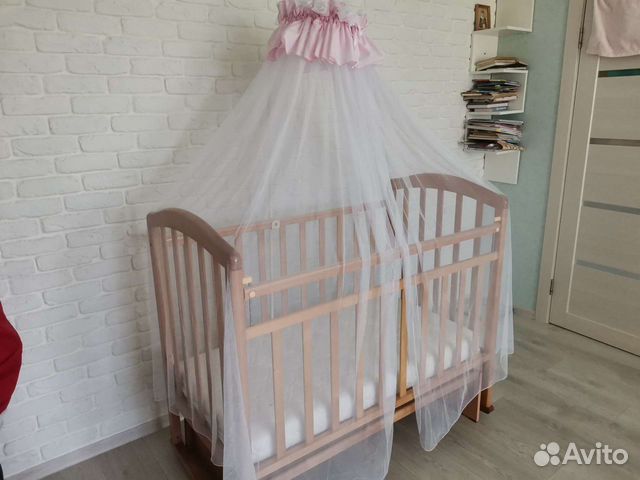 Кроватка с балдахином и его держателем и матрацом