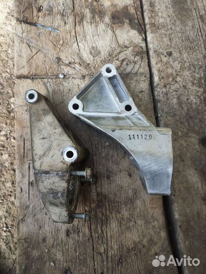 Продам кронштейн правого привода. Подвесного