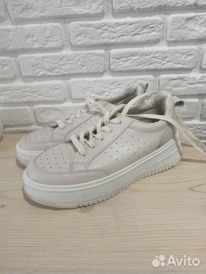 Кроссовки женские