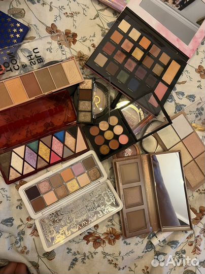 Косметика и кисти для макияжа