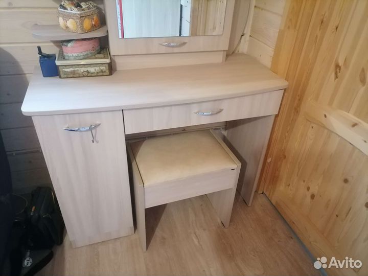 Трюмо с зеркалом