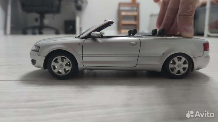 Модель машины Audi a4 1/18 welly