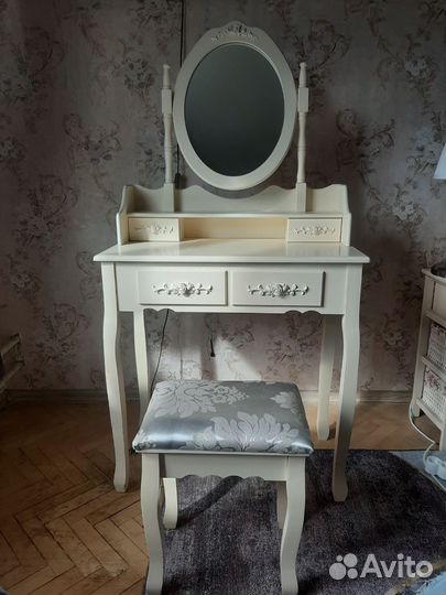 Туалетный столик с зеркалом