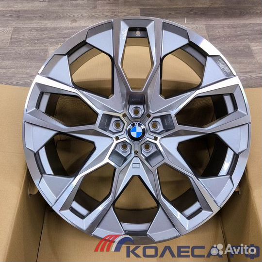 Диски R22 на BMW 913 М стиль