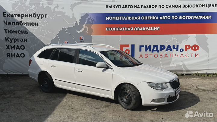 Направляющая заднего бампера правая Skoda Superb