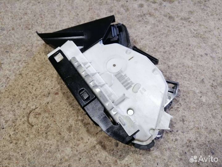 Замок двери задней правой Skoda Yeti 2011