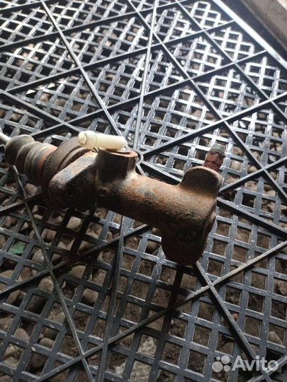 Главный цилиндр сцепления Volkswagen Passat B3