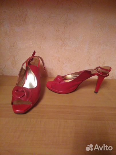 Красные босоножки