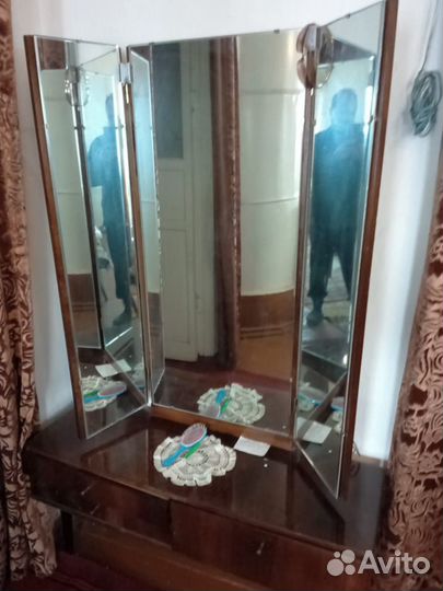 Трюмо с зеркалом