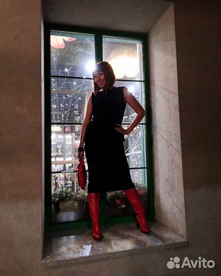 Платье велюр с баской 44 размера
