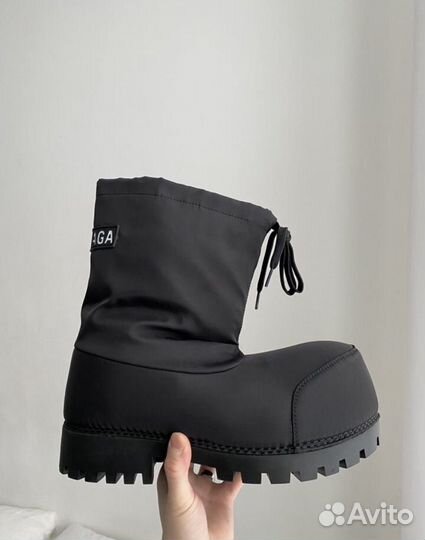 Balenciaga alaska fur boots на руках