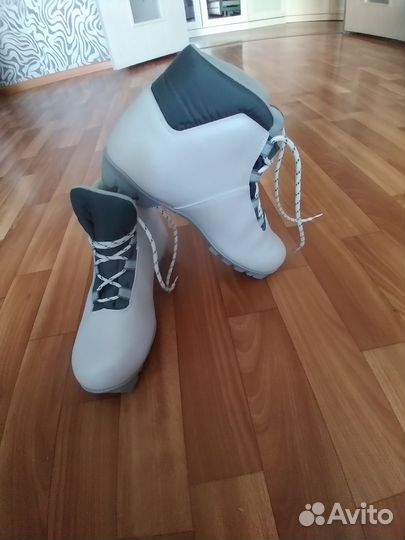 Лыжные ботинки и лыжи