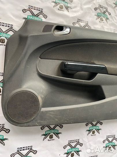 Обшивка боковой двери передняя правая Opel Corsa D