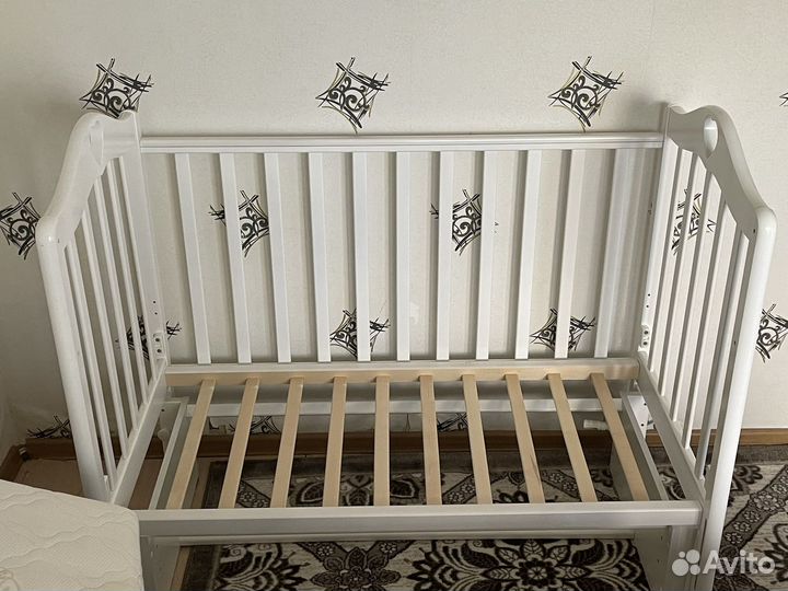 Детская кроватка с маятником