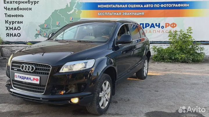 Дефлектор воздушный левый Audi Q7 (4L) 4L0820901S3