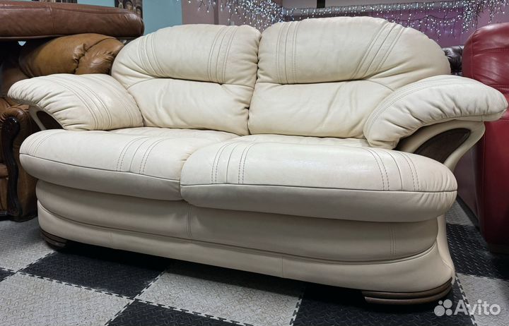 Кожаный диван