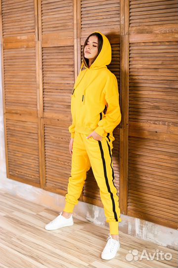 Спортивный женский костюм