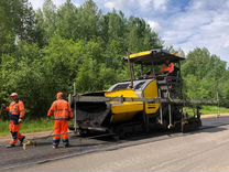 Дорожные рабочие укладка тротуарной плитки