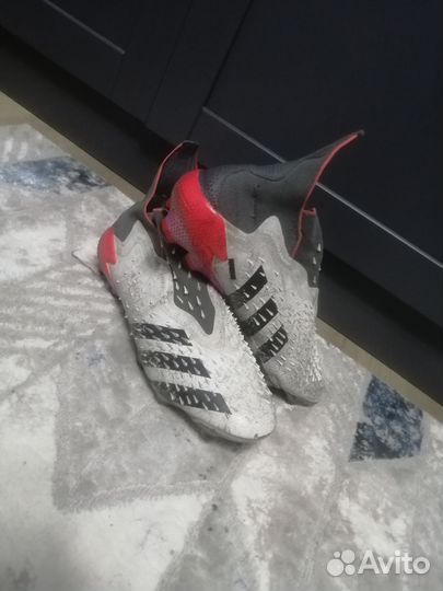 Футбольные бутсы adidas