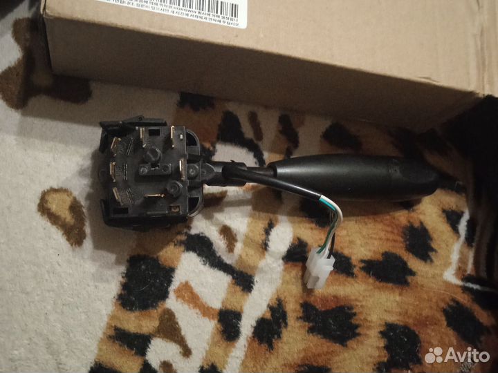 Переключатель света под рулевой левый