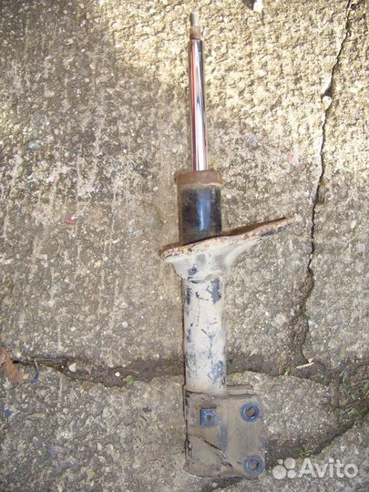 Амортизатор передний левый Хёндэ Туссан с04-10г