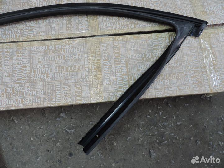 Уплотнитель стекла двери передней правой Renault F