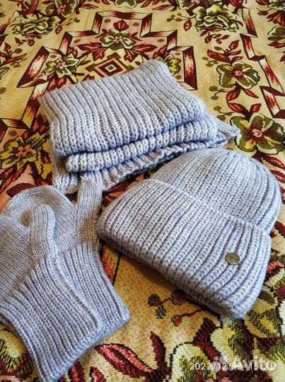 Женская зимняя шапка (+ шарф и рукавицы)