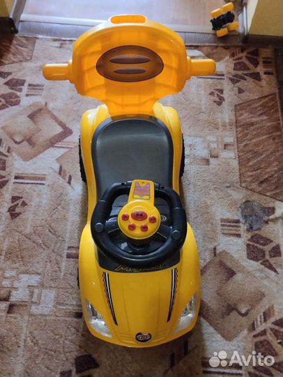 Машинка каталка с родительской ручкой