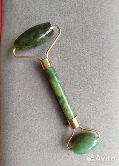 Роликовый массажер из натурального нефрита