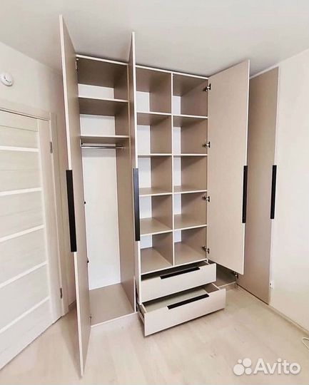 Современный распашной шкаф