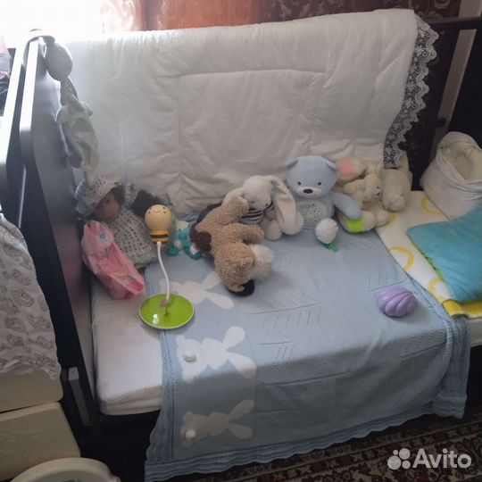 Детская кроватка с маятником и ящиком